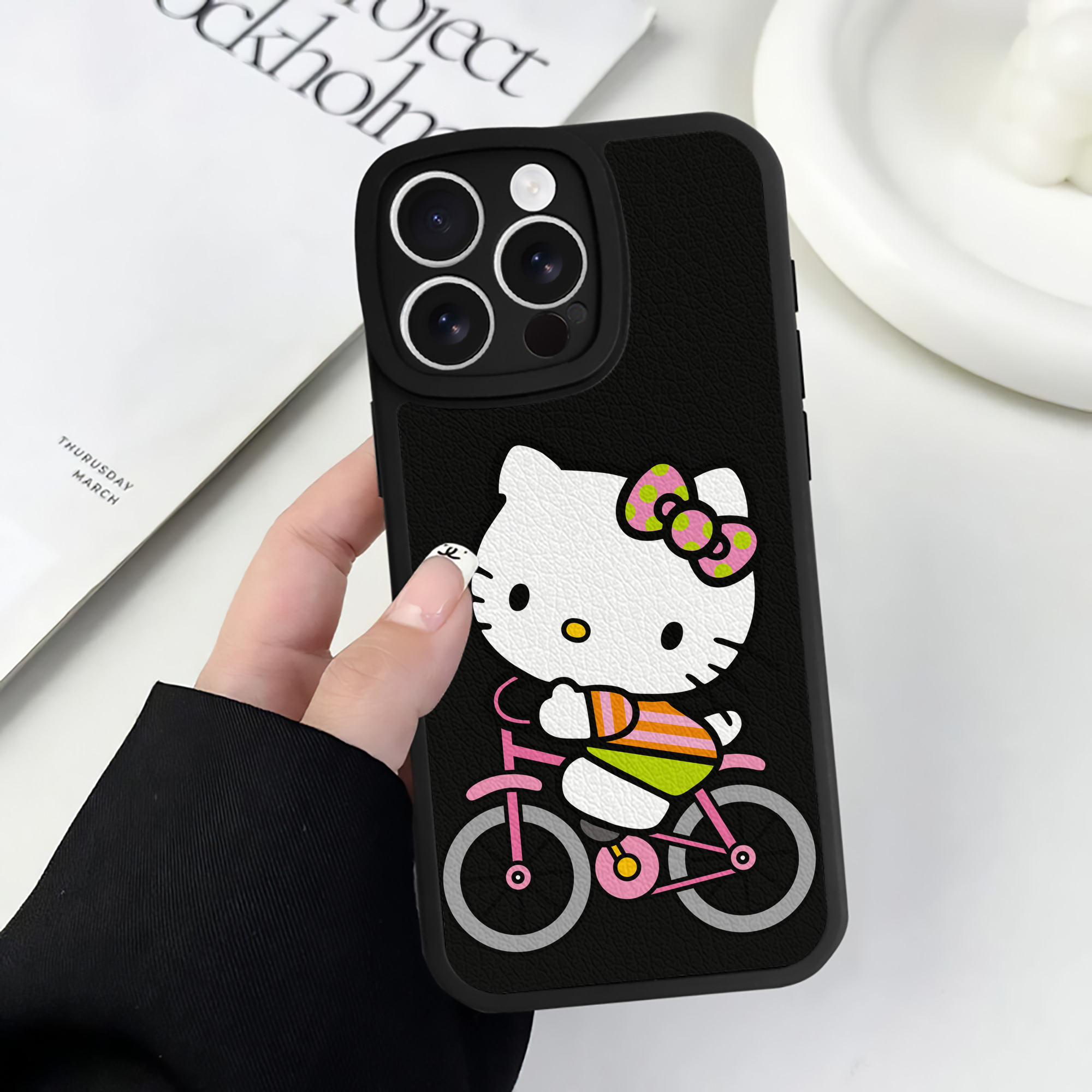 （画像用） Hello Kitty ハローキティ 【iPhone 16シリーズ対応】シリコンスマホケース（レザー調） 材質：シリコン